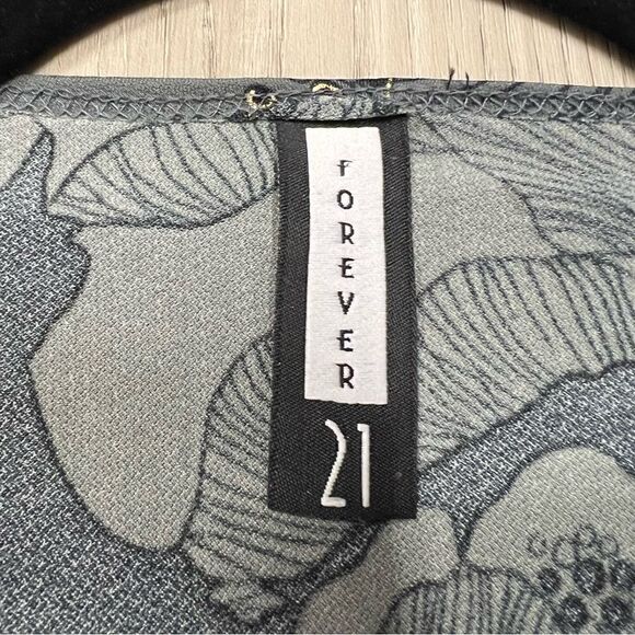 Vintage Y2K tank by forever 21 sz L NWT gray and metallic gold pattern v neck - Picture 11 of 12